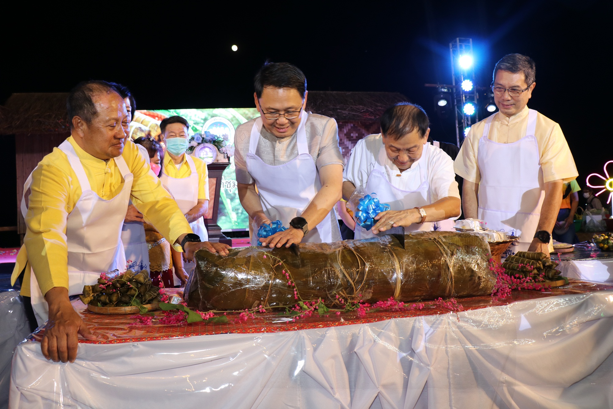 ผู้ว่าราชการจังหวัดกาญจนบุรีทำขนมมัดใต้ยักษ์ หวังให้เป็น soft power ส่งเสริมท่องเที่ยวด้านอาหาร