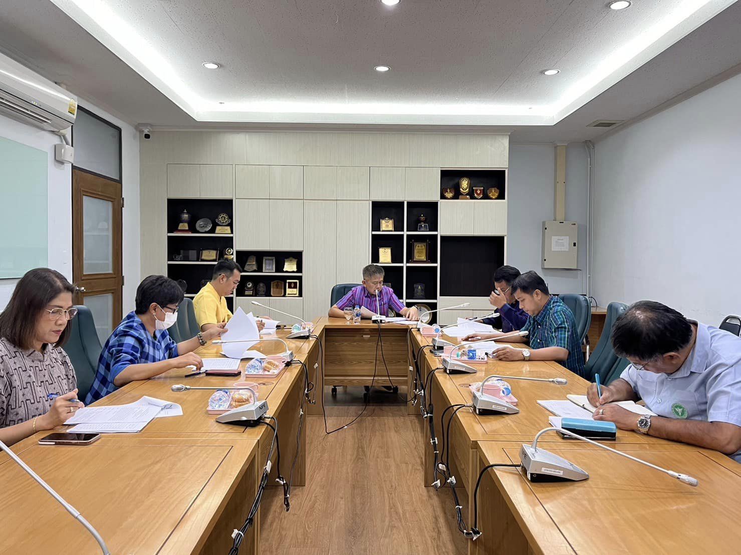 รองผู้ว่าราชการจังหวัดกาญจนบุรี ประชุมคณะกรรมการกลั่นกรองผลการประเมินผลการปฏิบัติราชการเรื่อง "การพิจารณาการเลื่อนเงินเดือนและเลื่อนขั้นค่าจ้างลูกจ้างประจำ (1 เมษายน 2567)" ครั้งที่ 1/2567 