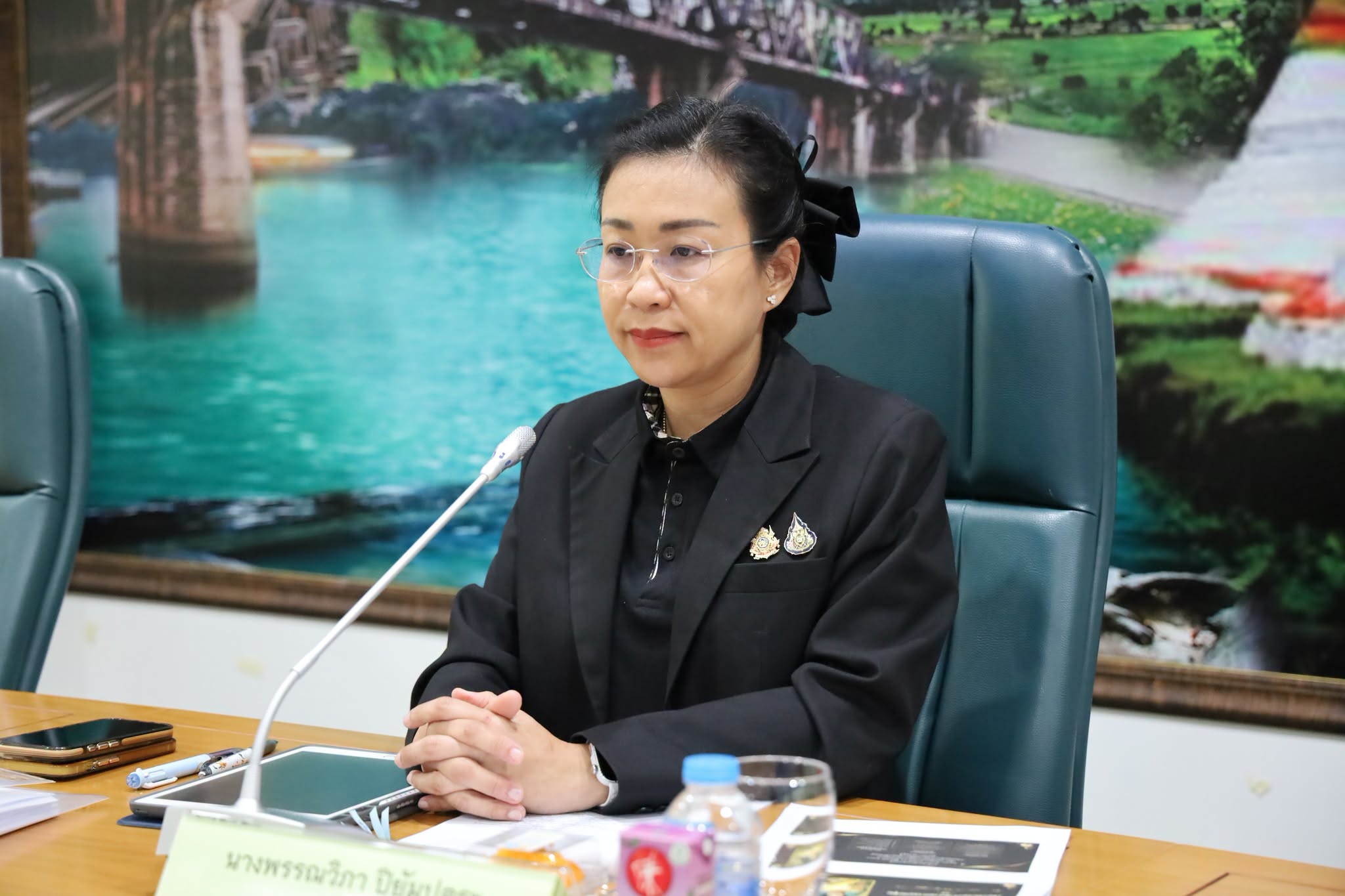 จังหวัดกาญจนบุรี จัดการประชุมคณะกรรมการอำนวยการจัดงานพิธีถวายดอกไม้จันทน์ เตรียมความพร้อมพระราชพิธีถวายพระเพลิงพระบรมศพ &ldquo;สมเด็จพระนางเจ้าสิริกิติ์ พระบรมราชินีนาถ พระบรมราชชนนีพันปีหลวง&rdquo;