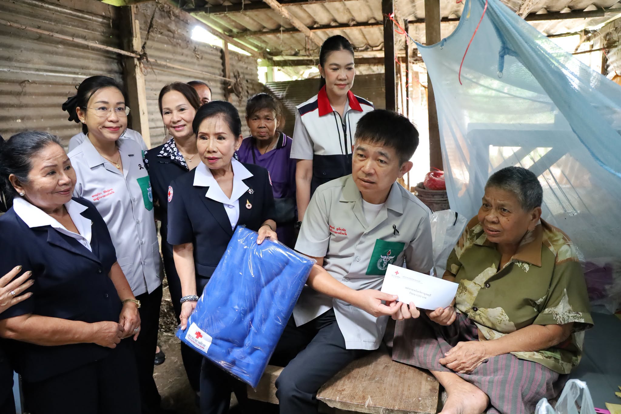 รองผู้ว่า ฯ กาญจนบุรี ลงพื้นที่เยี่ยมให้กำลังใจ ผู้สูงอายุ ผู้ป่วยติดเตียง มีโรคประจำตัวและยากไร้ ในพื้นที่ตำบลวังศาลา อำเภอท่าม่วง จังหวัดกาญจนบุรี