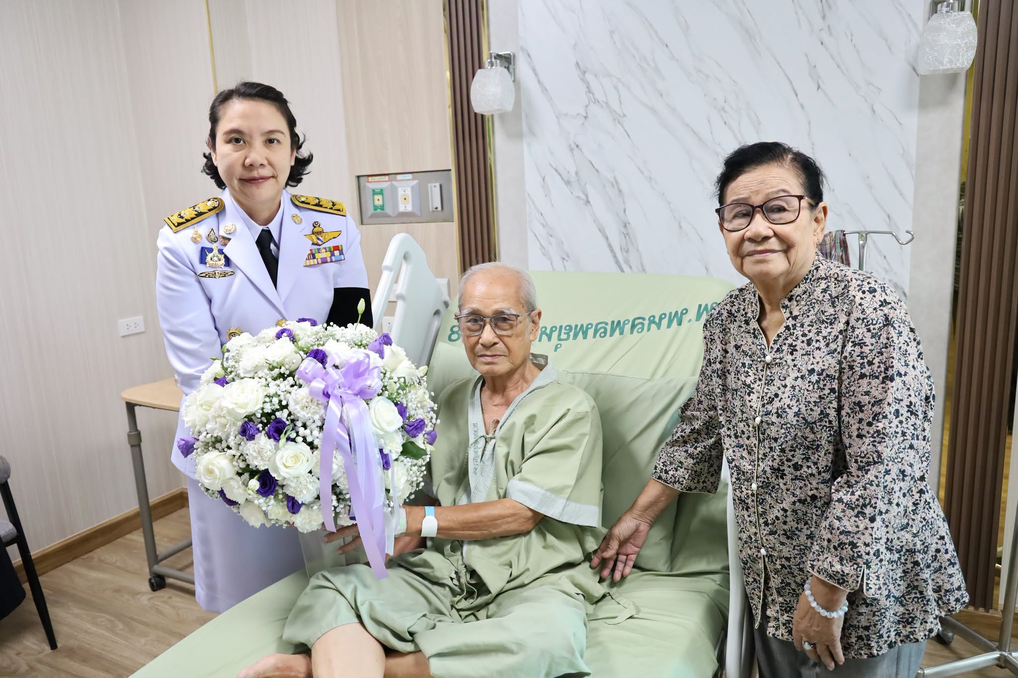 สมเด็จพระกนิษฐาธิราชเจ้า กรมสมเด็จพระเทพรัตนราชสุดาฯ สยามบรมราชกุมารี ทรงพระกรุณาโปรดเกล้าโปรดกระหม่อมให้ ผู้ว่าราชการจังหวัดกาญจนบุรี เชิญแจกันดอกไม้พระราชทานไปมอบให้แก่ อาจารย์เนาวรัตน์ พงษ์ไพบูลย์ ศิลปินแห่งชาติ เนื่องในโอกาสเจ็บป่วย