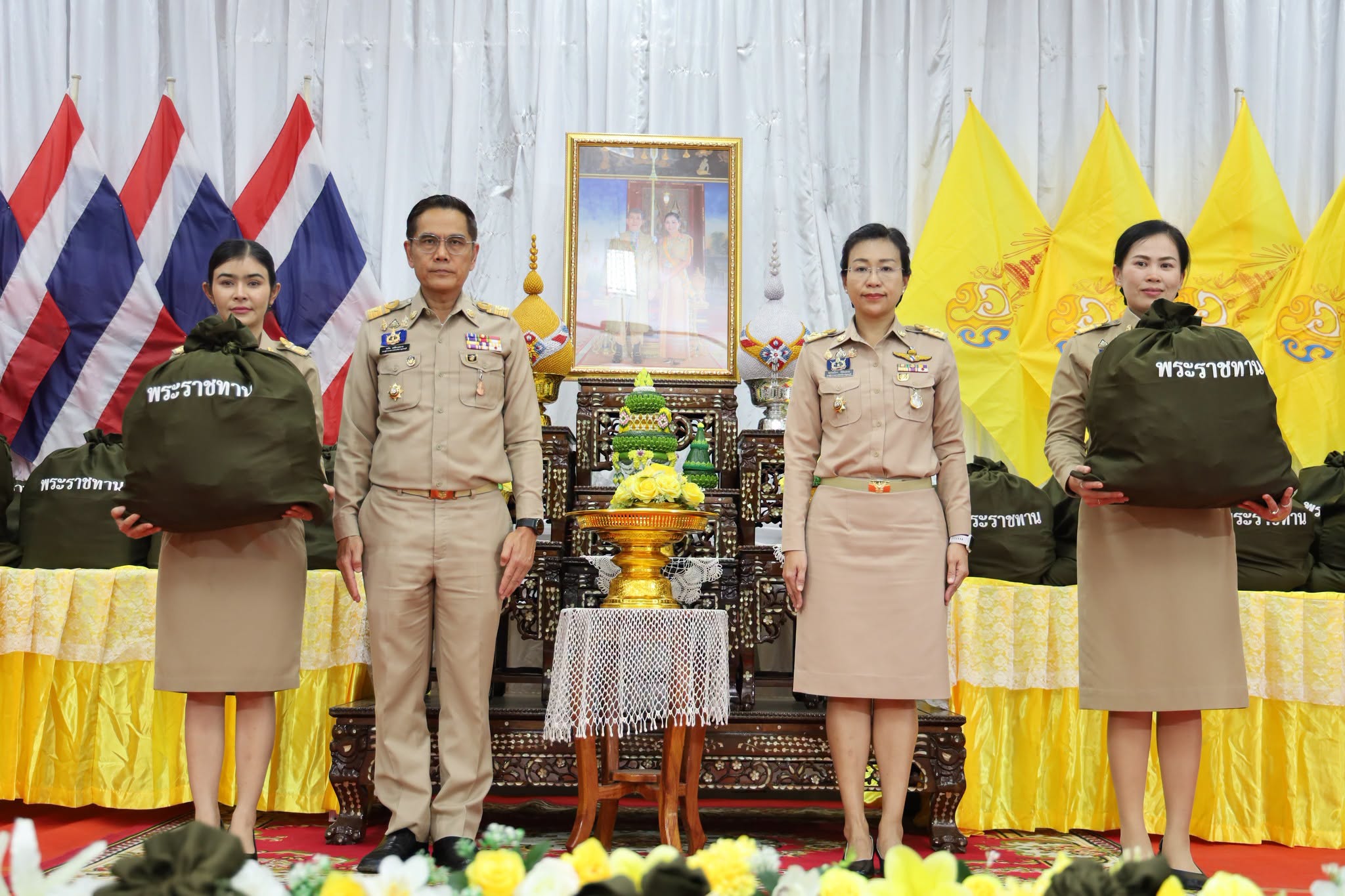 พระบาทสมเด็จพระเจ้าอยู่หัว ทรงพระกรุณาโปรดเกล้าฯ พระราชทานถุงยังชีพแก่ราษฎรผู้ประสบภัยในพื้นที่อำเภอท่ามะกา และอำเภอท่าม่วง จังหวัดกาญจนบุรี