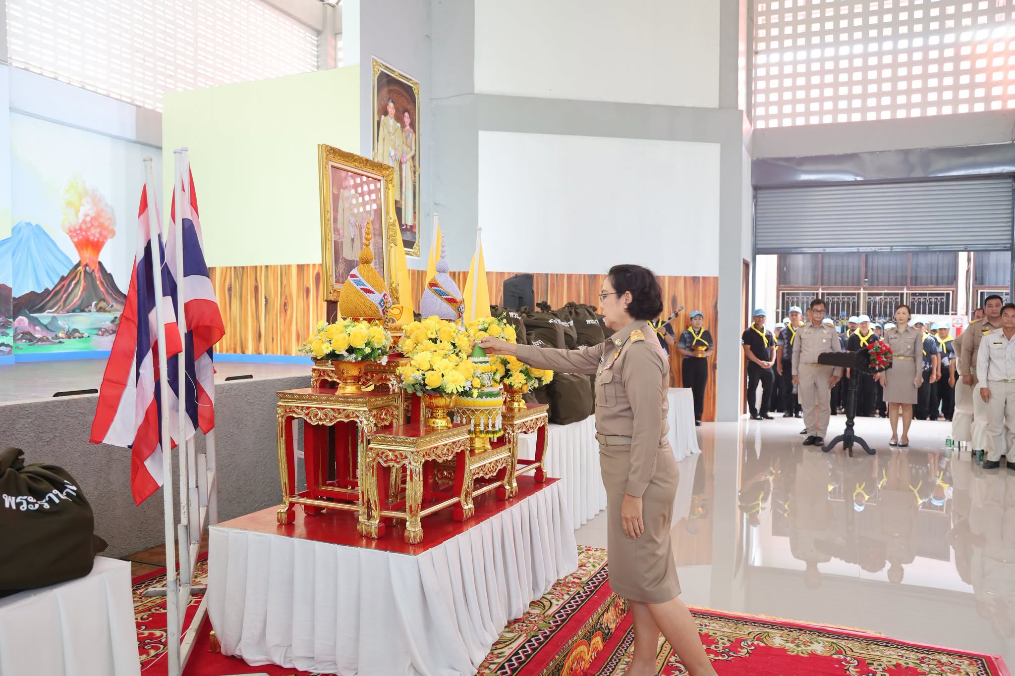 ผู้ว่า ฯ กาญจนบุรี เชิญถุงยังชีพพระราชทานแก่ราษฎรผู้ประสบภัยในพื้นที่ อำเภอบ่อพลอย อำเภอหนองปรือ อำเภอห้วยกระเจา