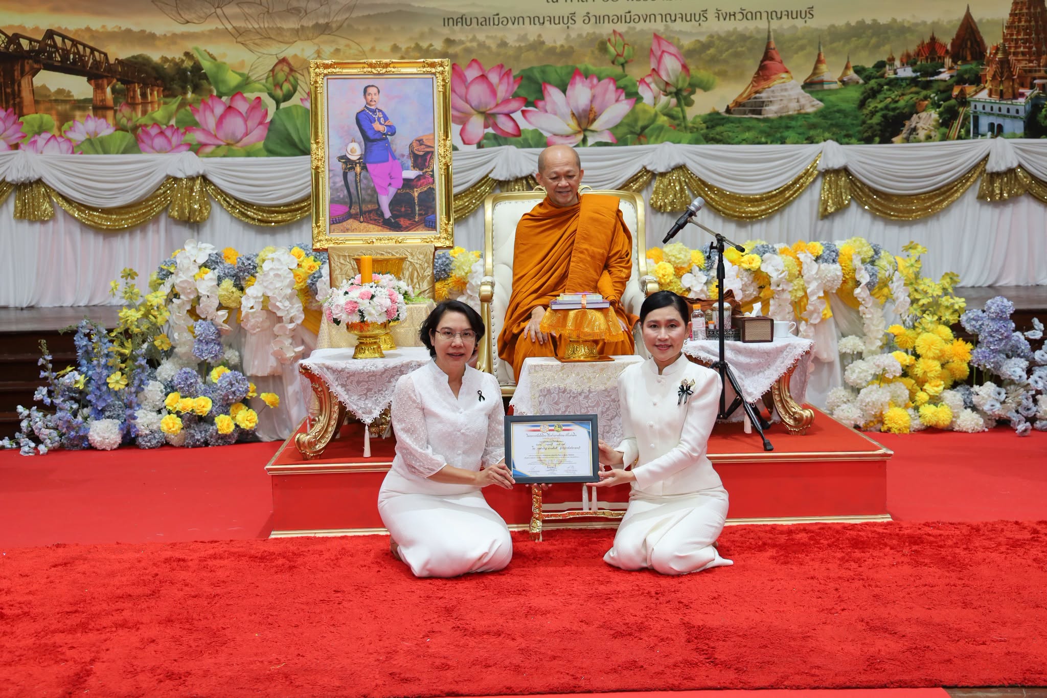 จังหวัดกาญจนบุรี จัดโครงการ "ร้อยใจไทย สืบสานราชธรรม ทั้งแผ่นดิน" เพื่ออุทิศถวายเป็นพระราชกุศล แด่สมเด็จพระนางเจ้าสิริกิติ์ พระบรมราชินีนาถ พระบรมราชชนนีพันปีหลวง